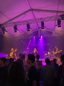 Heckenklescher Heckis Bühne Stage Gute Stimmung Bunt Party Singen Jubeln Party Gäste Fest Zeltfest